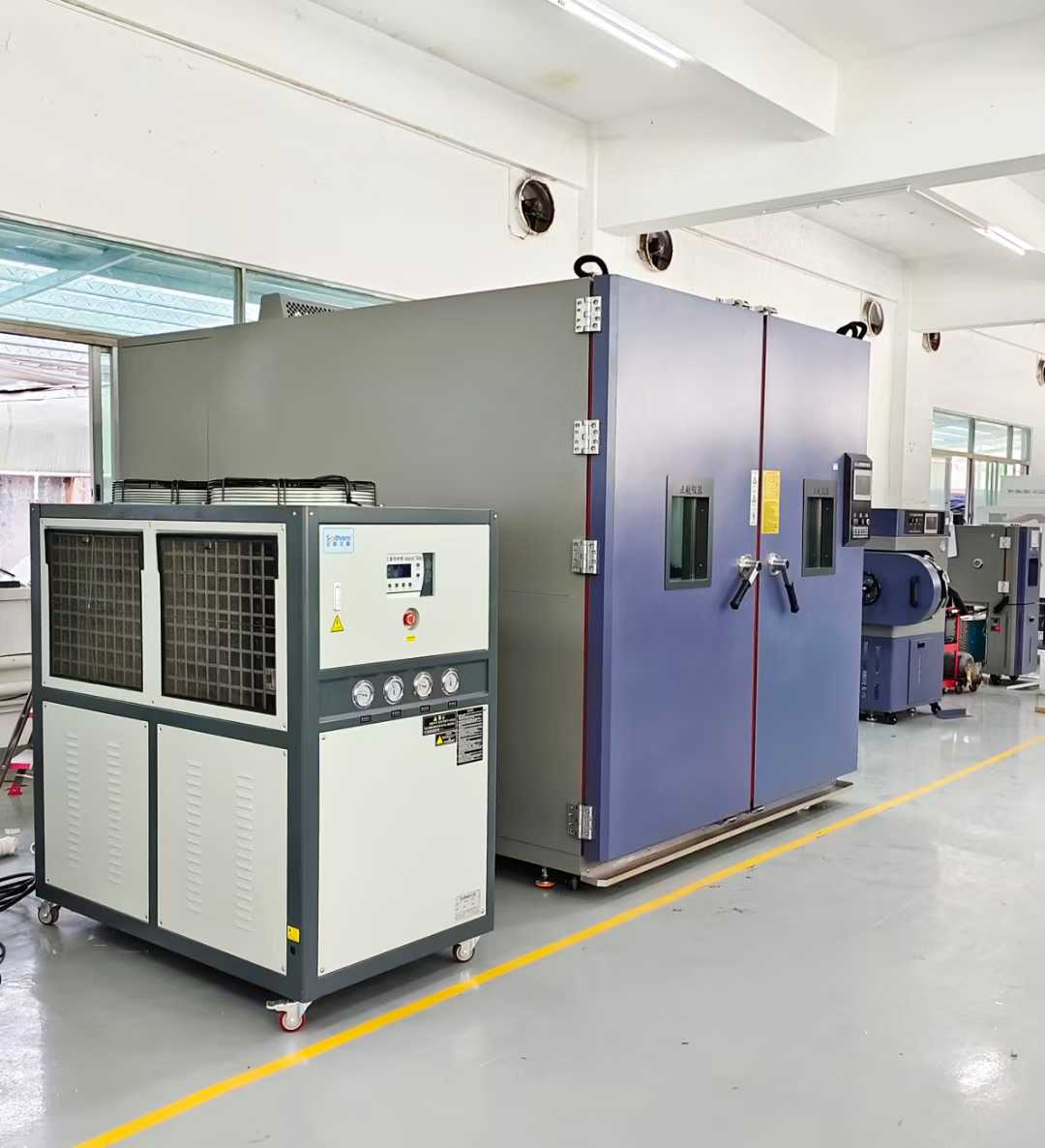 8m3步入式恒溫恒濕箱送貨湖南農業(yè)大學